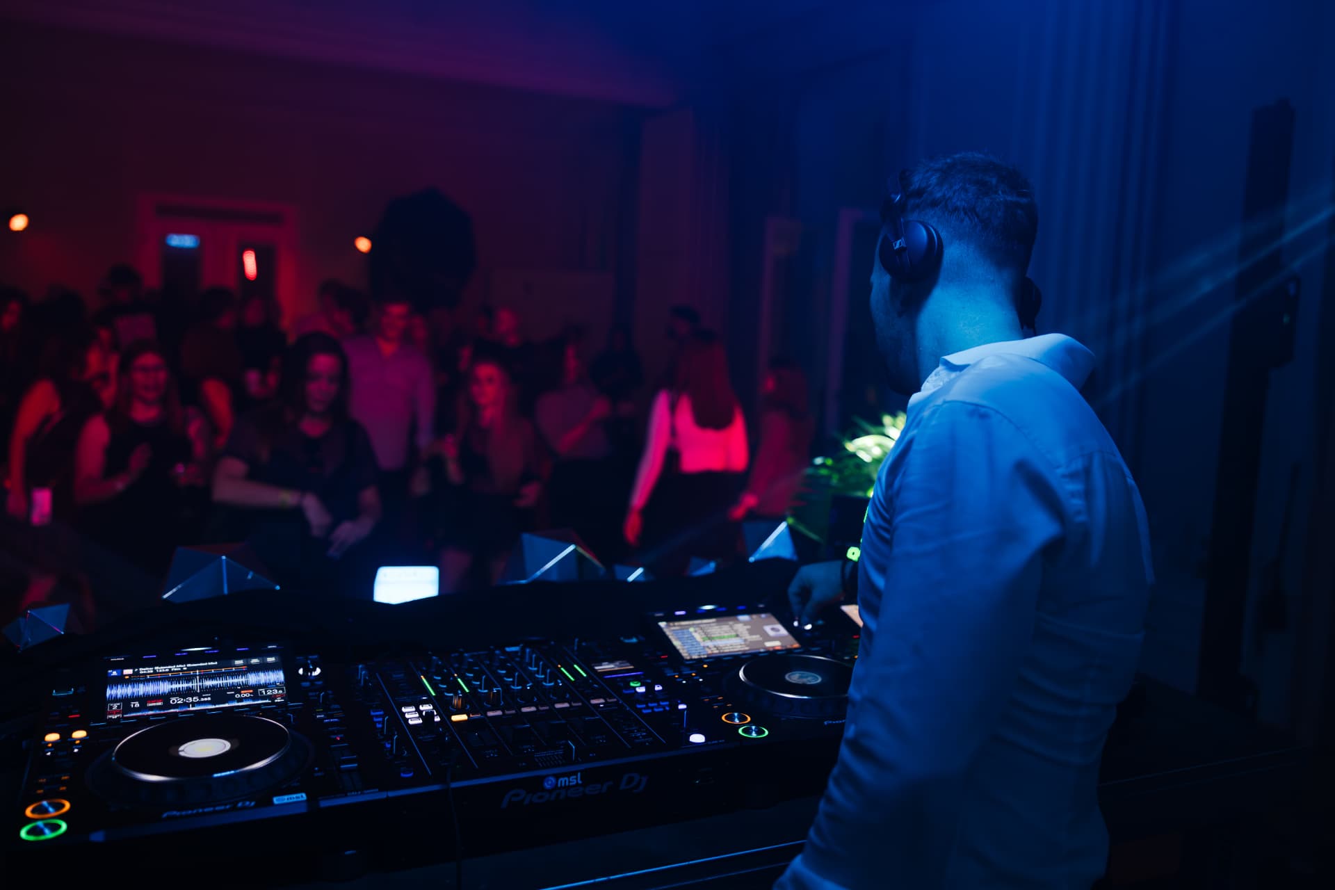 Blick vom DJ-Pult auf die Rave & Taste Tanzfläche