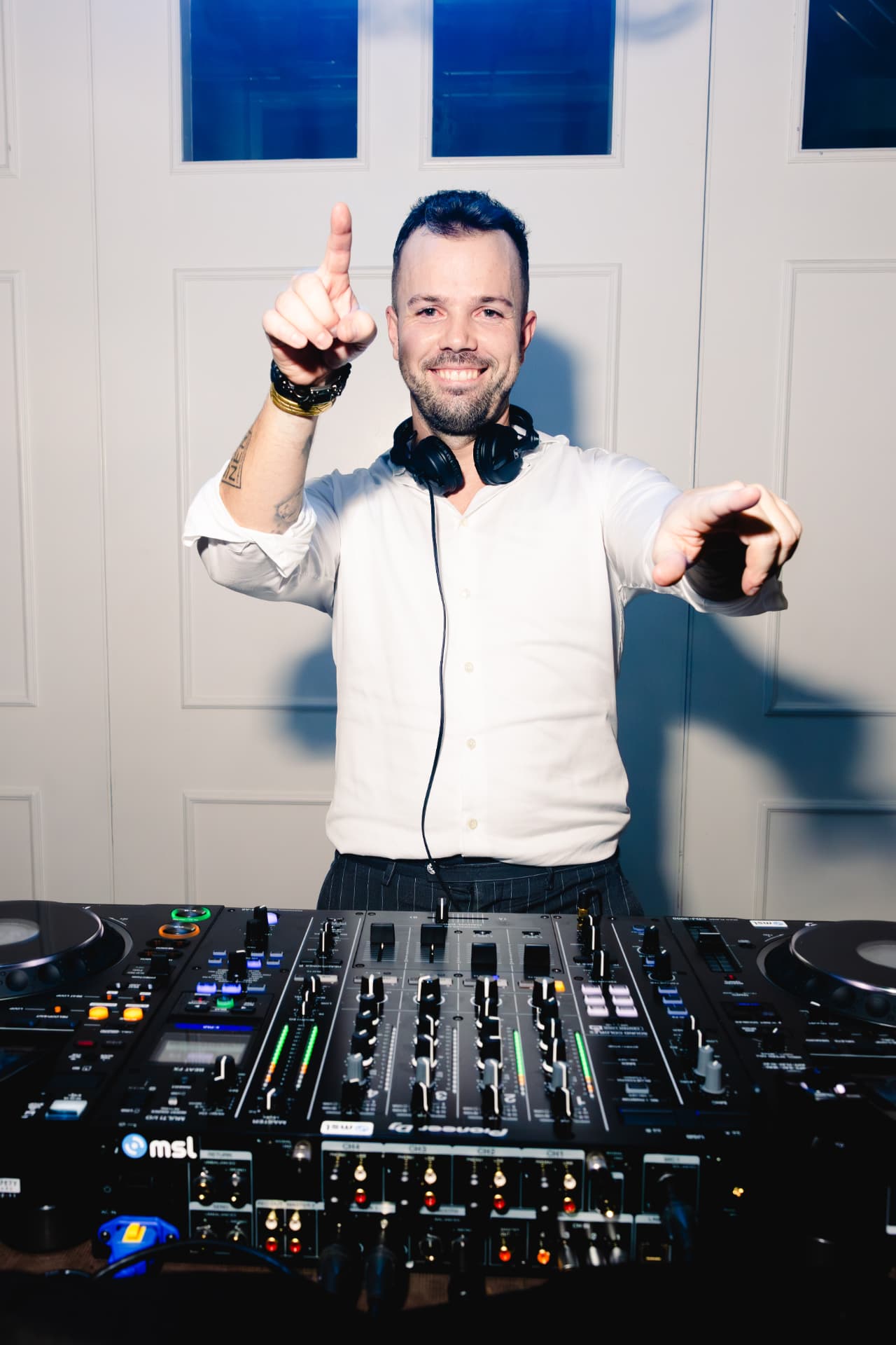 DJ hinter seinem Mischpult
