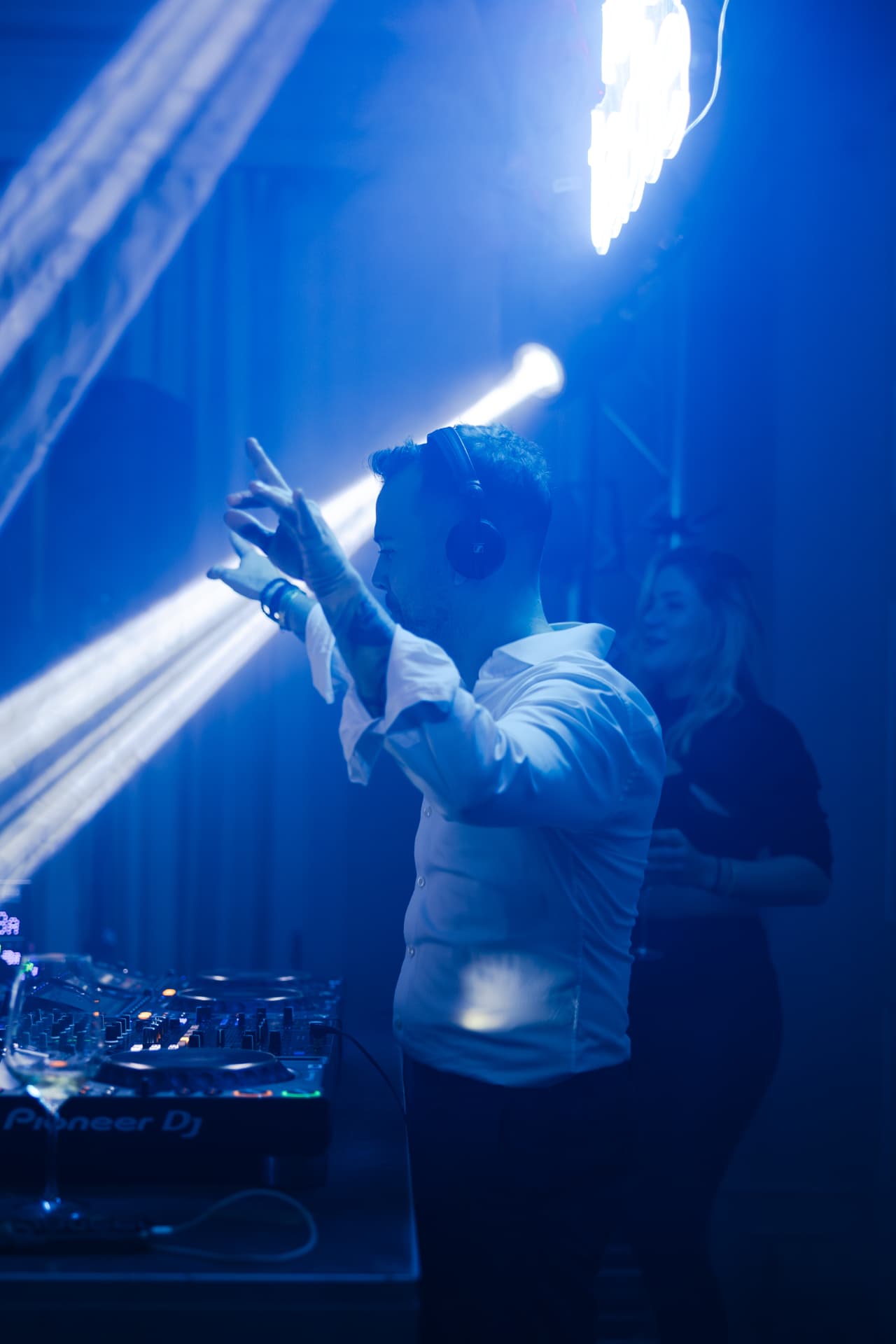 Solotech DJ bei einem Live-Set auf der Rave & Taste Bühne